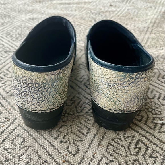 Sanita Textured Embossed Lizard Clogs size 40, Light Blue & Cream - Picture 6 of 12